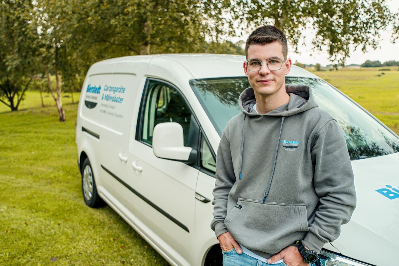 Der Inhaber von Bierstedt Service & Vertrieb vor seinem Firmenfahrzeug.