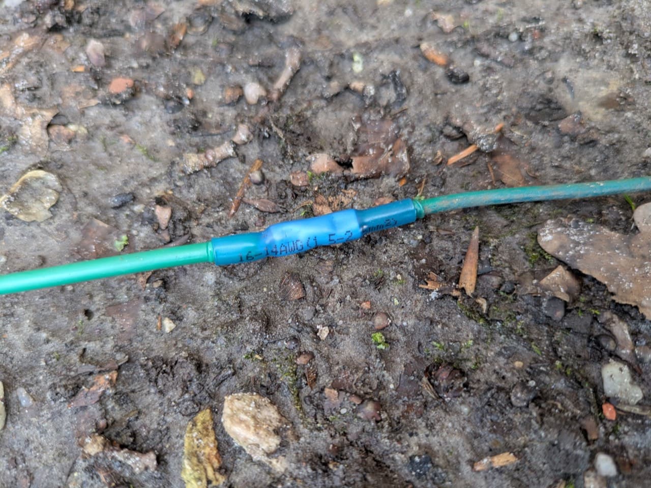 Fachgerechte Verbindung der Bruchstelle im Begrenzungskabel mit wasserdichtem Premium-Lötverbinder.