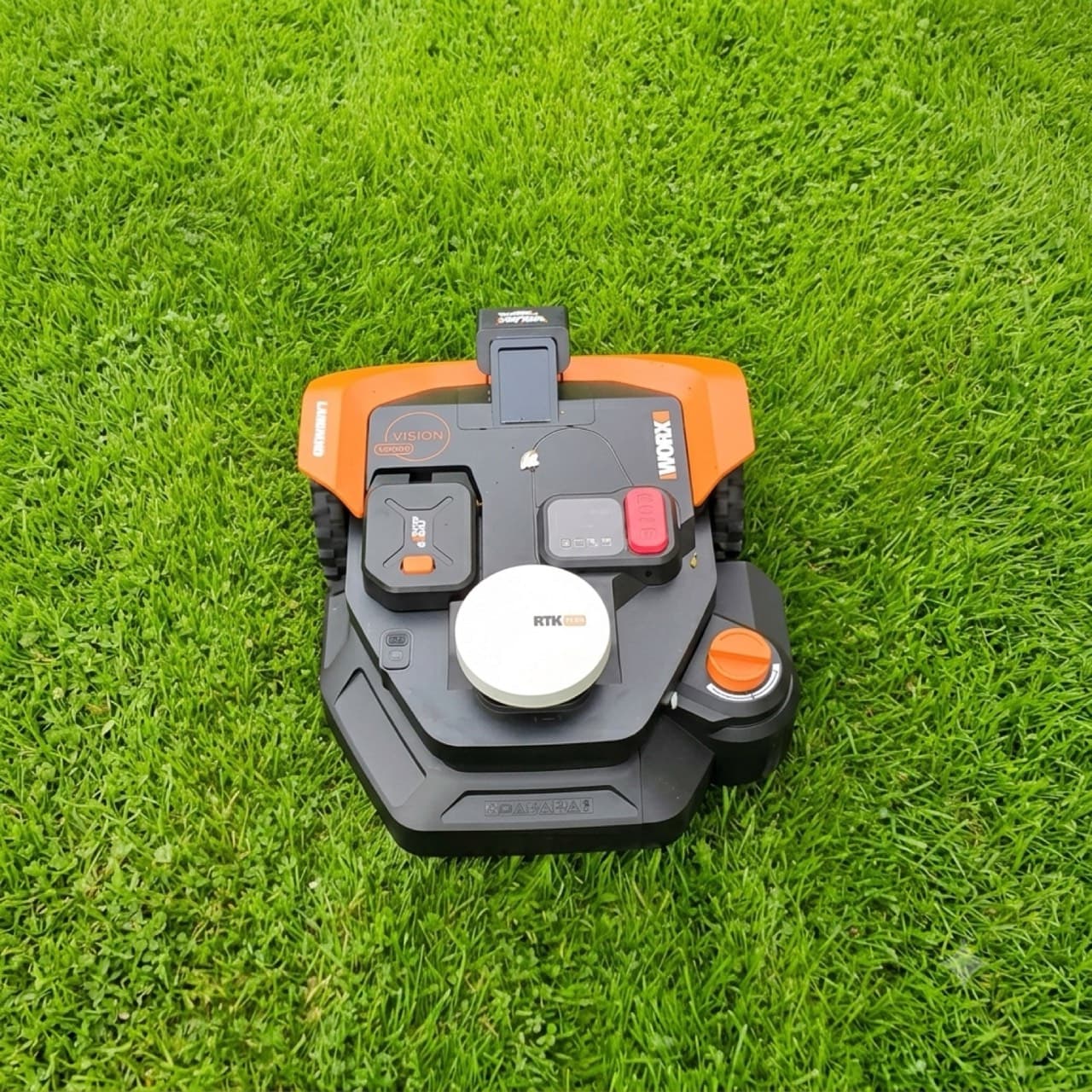 Aufstellung und Funktionsprüfung eines Mähroboters direkt nach der Installation.