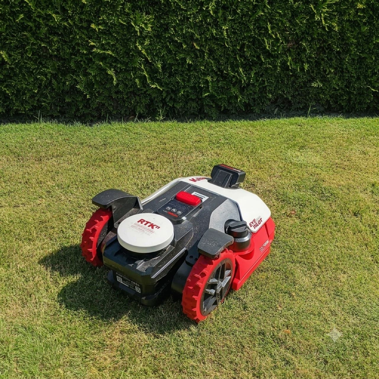 Einsatzbereiter Mähroboter nach abgeschlossener Installation.