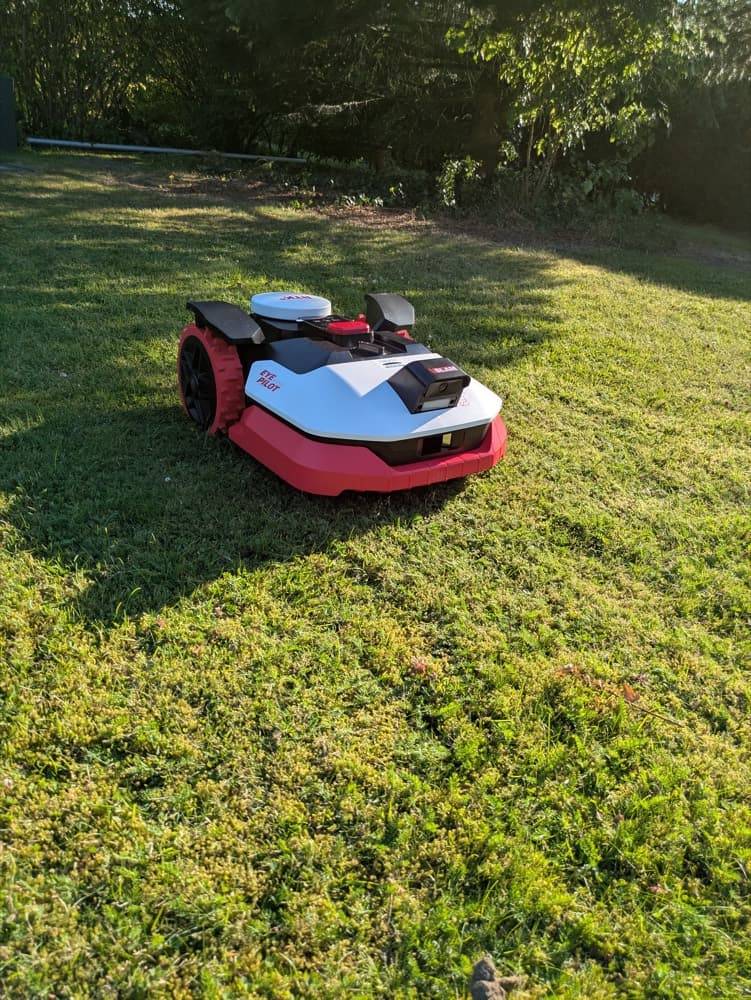 Neu installierter Mähroboter mit RTK-GPS und Kamera-Navigation für präzises Mähen